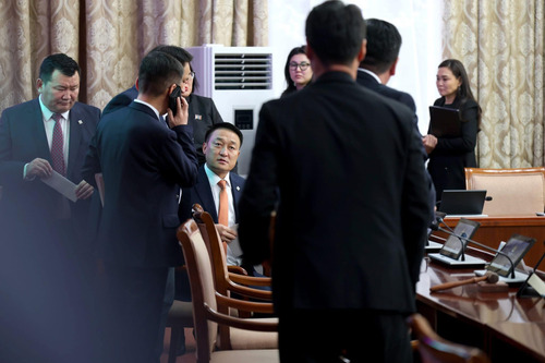 УИХ-ын гишүүн Д.Амарбаясгалангийн өмгөөлөгчид прокурорын дуудан ирүүлэх мэдэгдэх хуудсыг хүргүүлээд байна